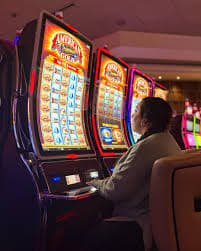 Philippines player spinning progressive jackpot slots on cs8 mobile interface