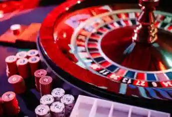 Philippines player enjoying cs8 live casino table games on mobile device